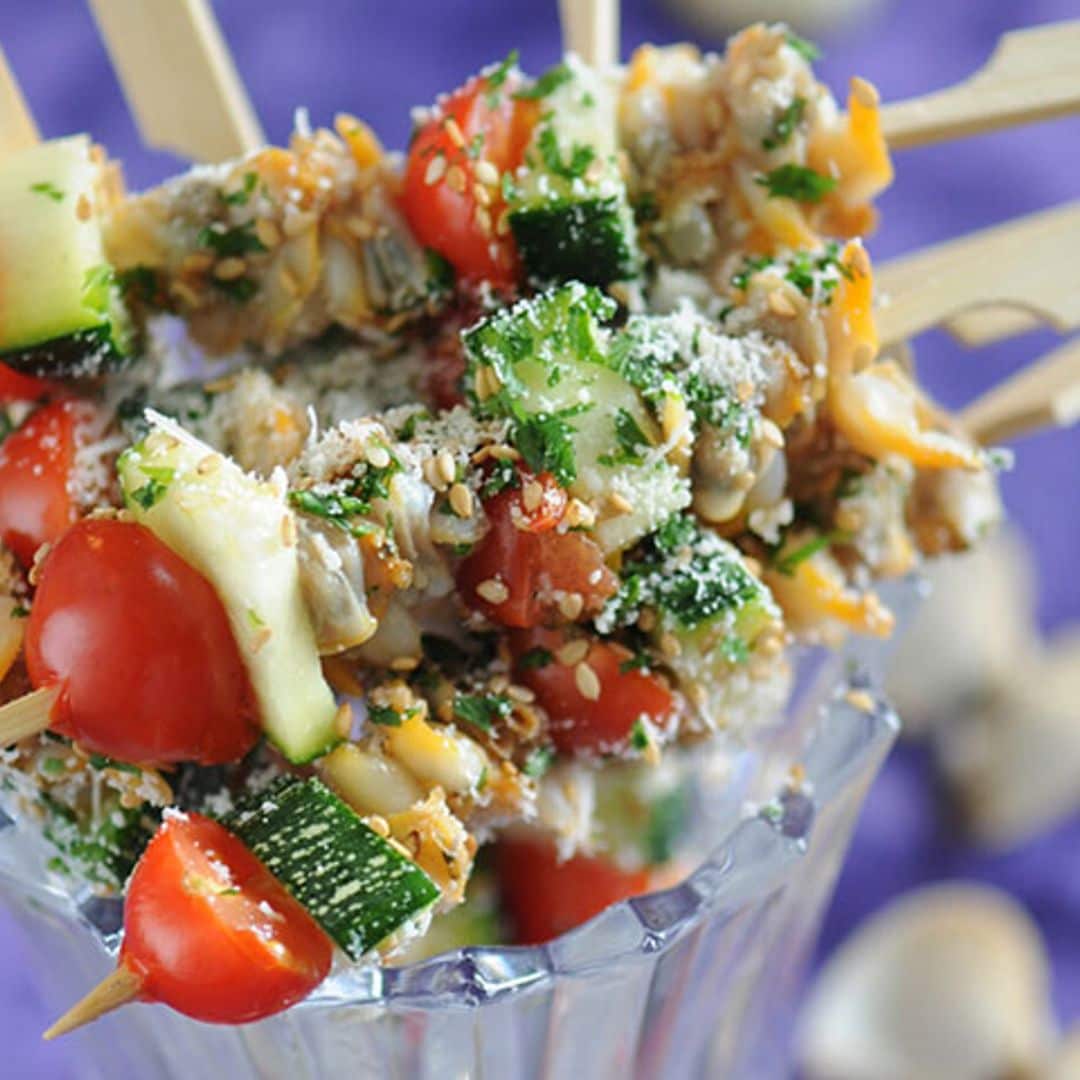 Brochetas de moluscos con tomate, calabacín y sésamo