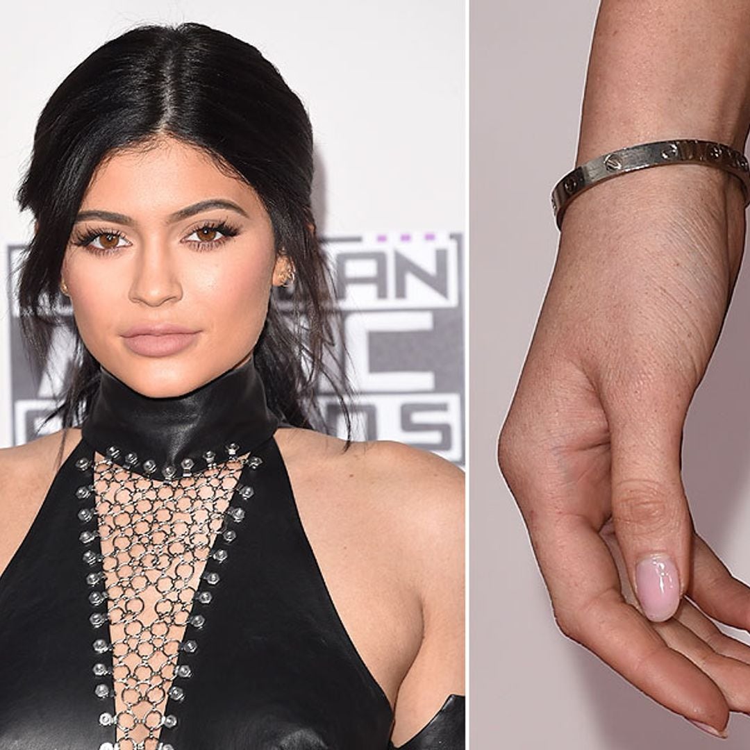Kylie Jenner y su eterno brazalete, descubre porqué nunca se lo quita