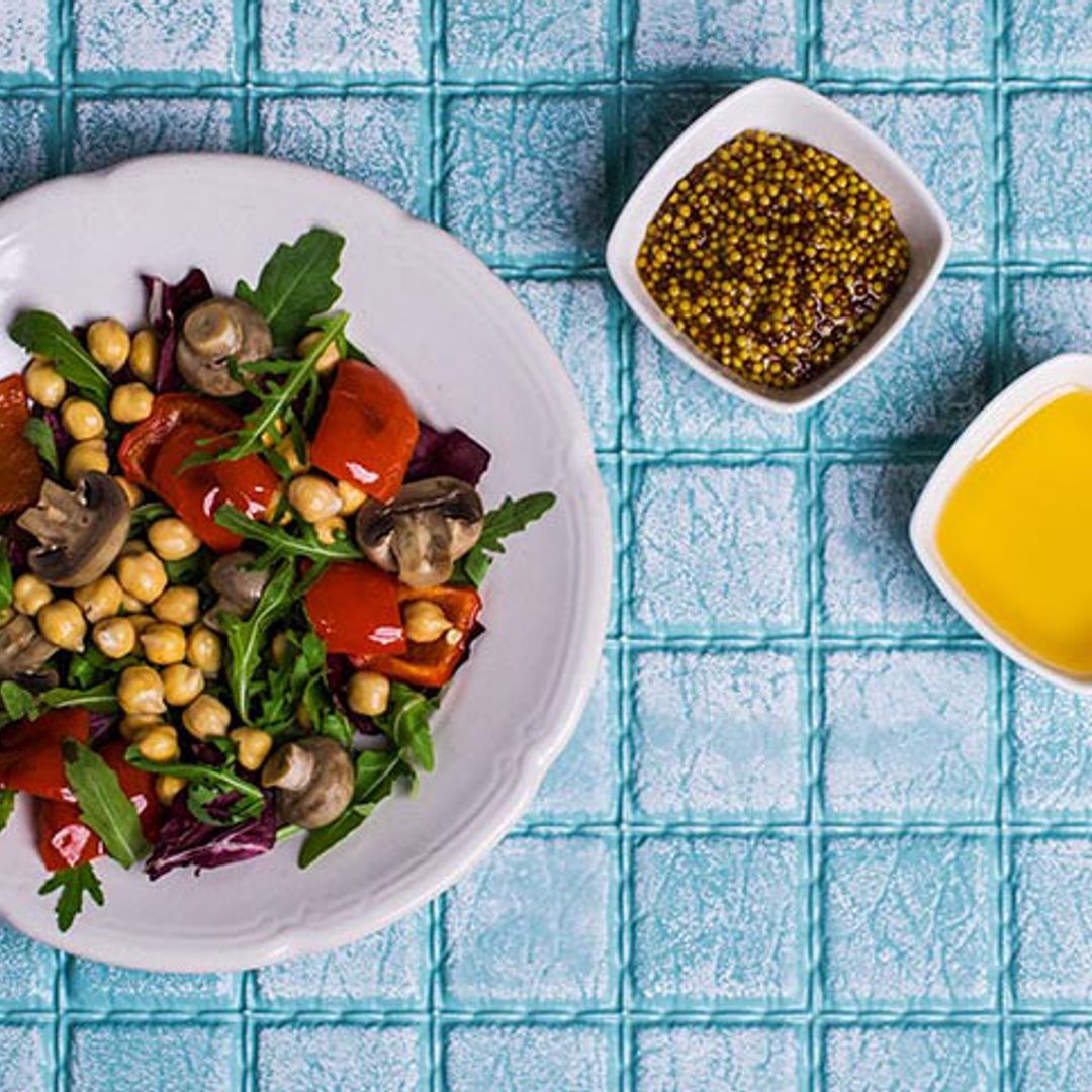 Ensalada templada de queso 'Halloumi' con garbanzos y rúcula