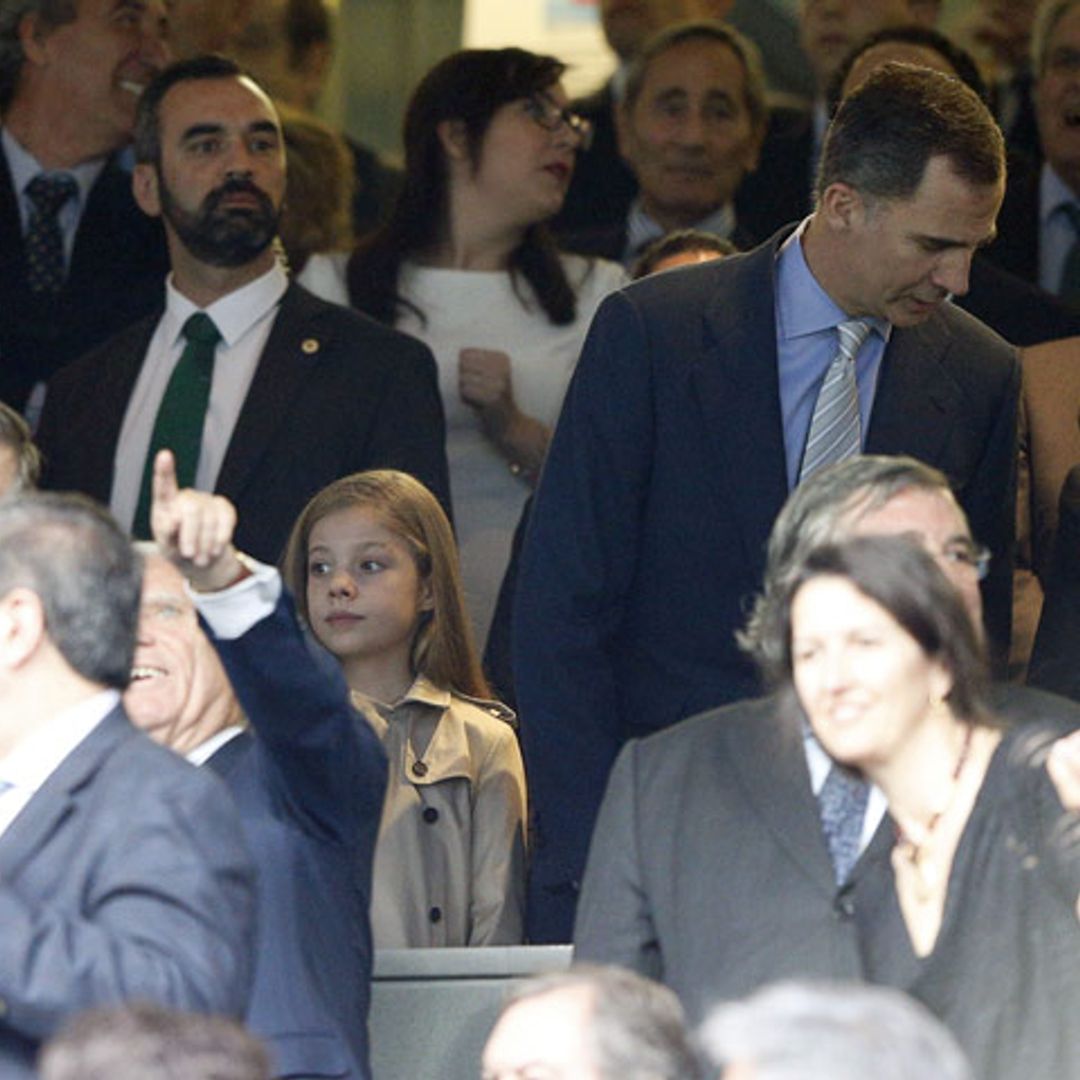 La infanta Sofía también disfruta de su primer partido de fútbol con su padre, el rey Felipe