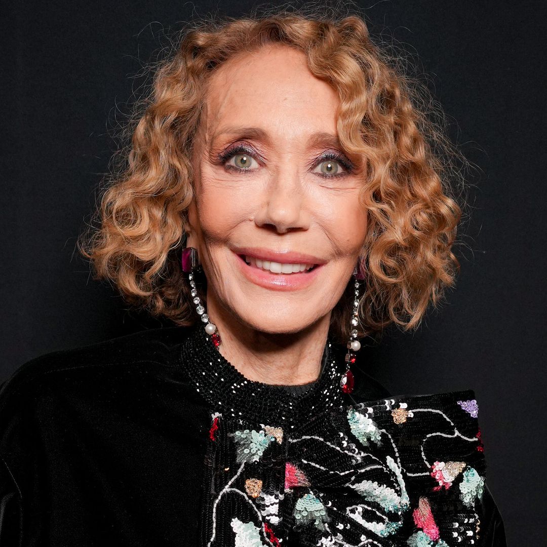 Marisa Berenson en el desfile de Giorgio Armani