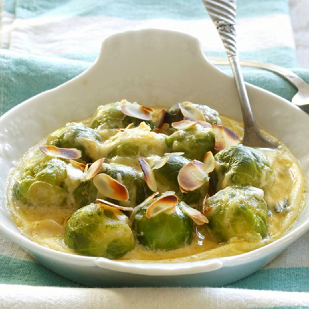 Coles de Bruselas con salsa de queso