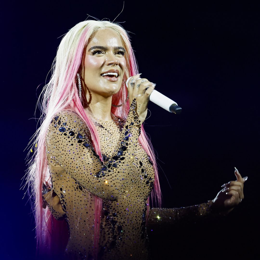 Karol G cantando en su concierto