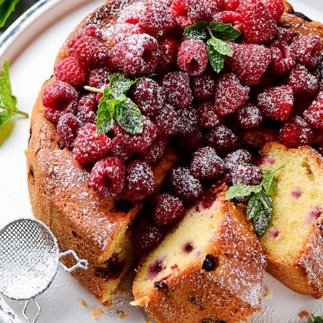 Bizcocho de yogur de coco con frutos rojos y almendras