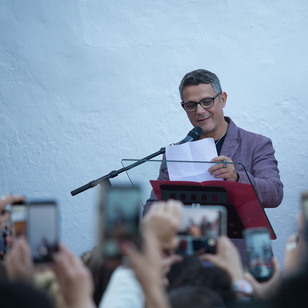 Alejandro Sanz durante la inauguración de la calle de Alcalá de los Gazules dedicada a él, Cádiz