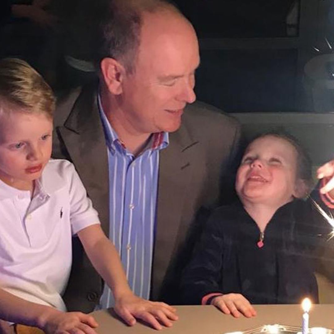 Alberto de Mónaco sopla 61 velas con una celebración de cumpleaños íntima y dos simpáticos ayudantes