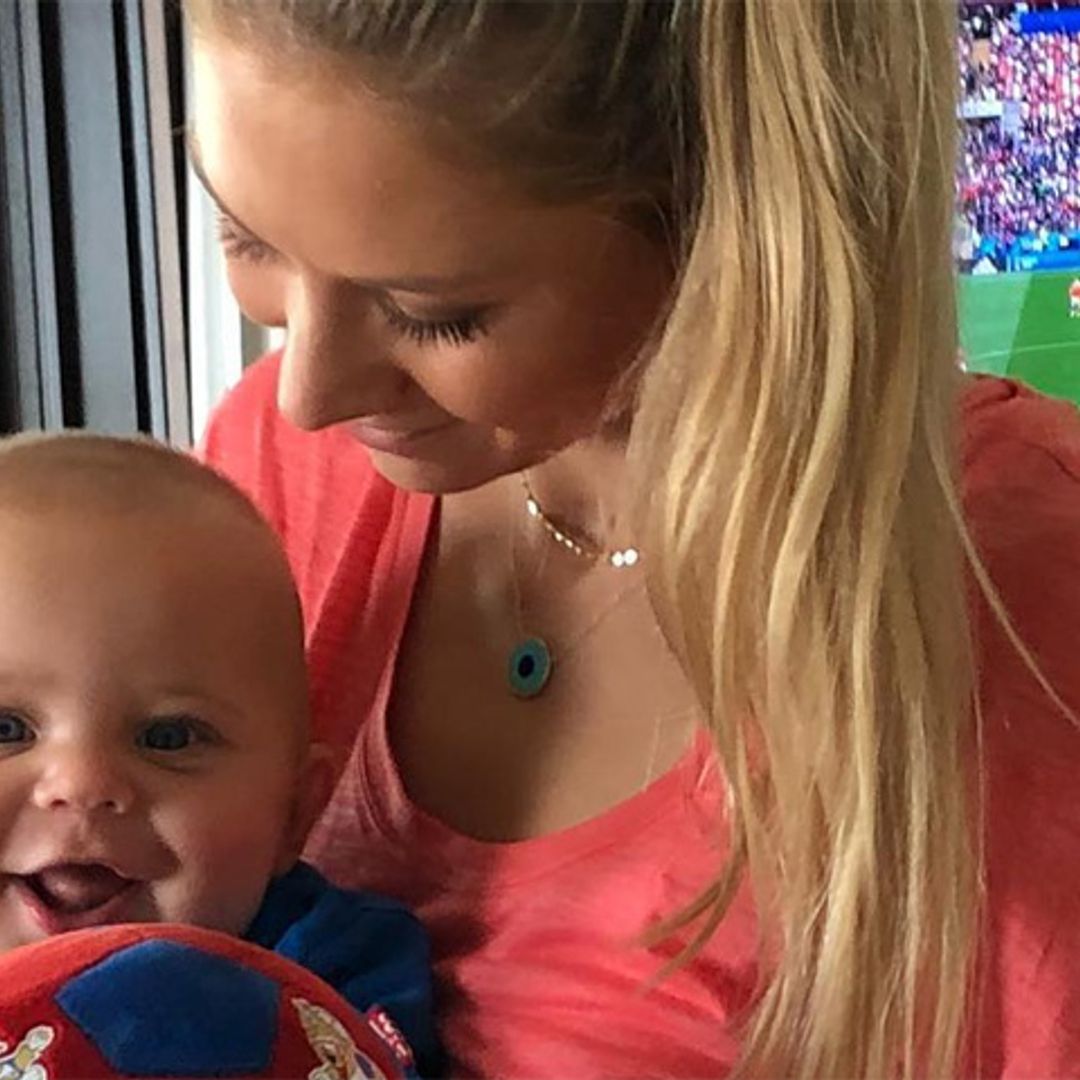 ¡Bebé futbolero! Anna Kournikova disfruta con uno de sus mellizos del Mundial de Rusia