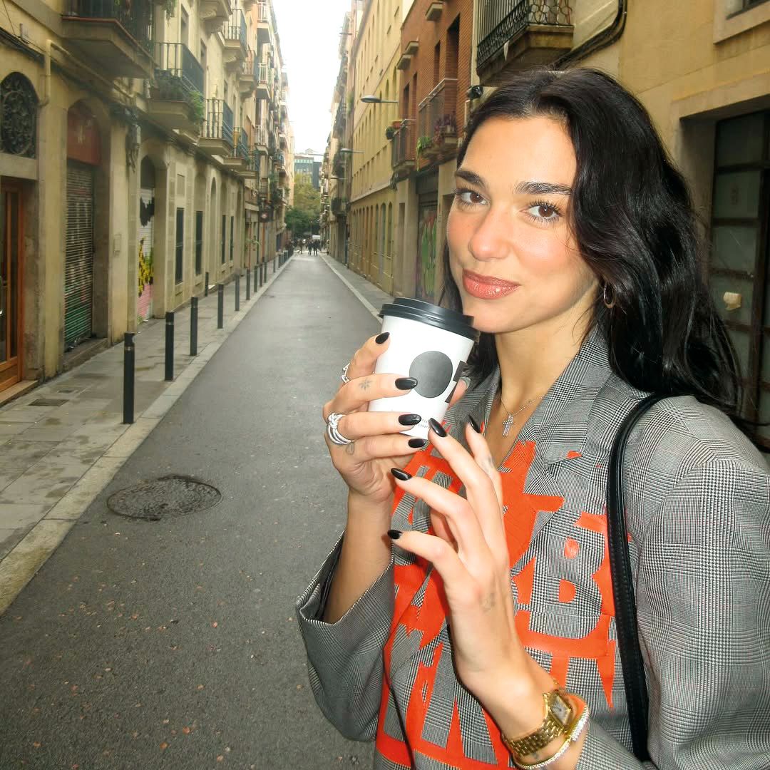 Dua Lipa en las calles de Barcelona