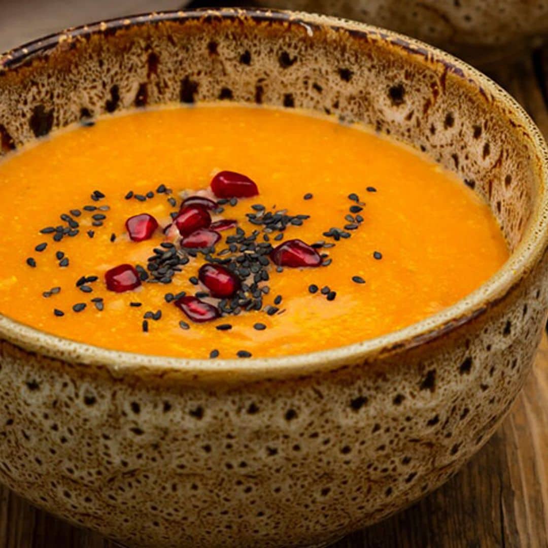 Crema de zanahoria, leche de coco y jengibre con granada