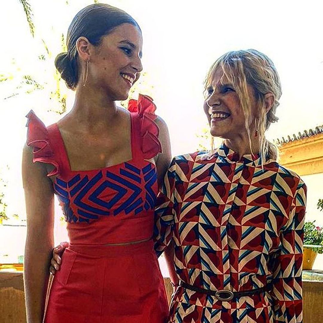 '¡Con faldas y a lo loco!' Eugenia Martínez de Irujo, exultante en la fiesta del bautizo de Rosario junto su hija y su marido