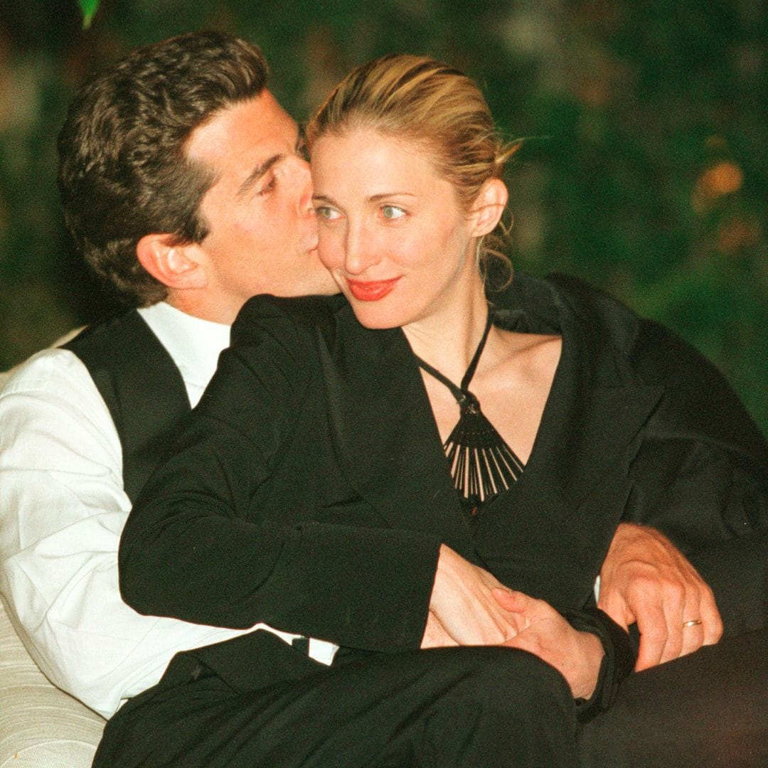 De desconocida a musa de estilo: cómo Carolyn Bessette pasó de una vida discreta a salir con 'el príncipe de Estados Unidos' y marcar una era