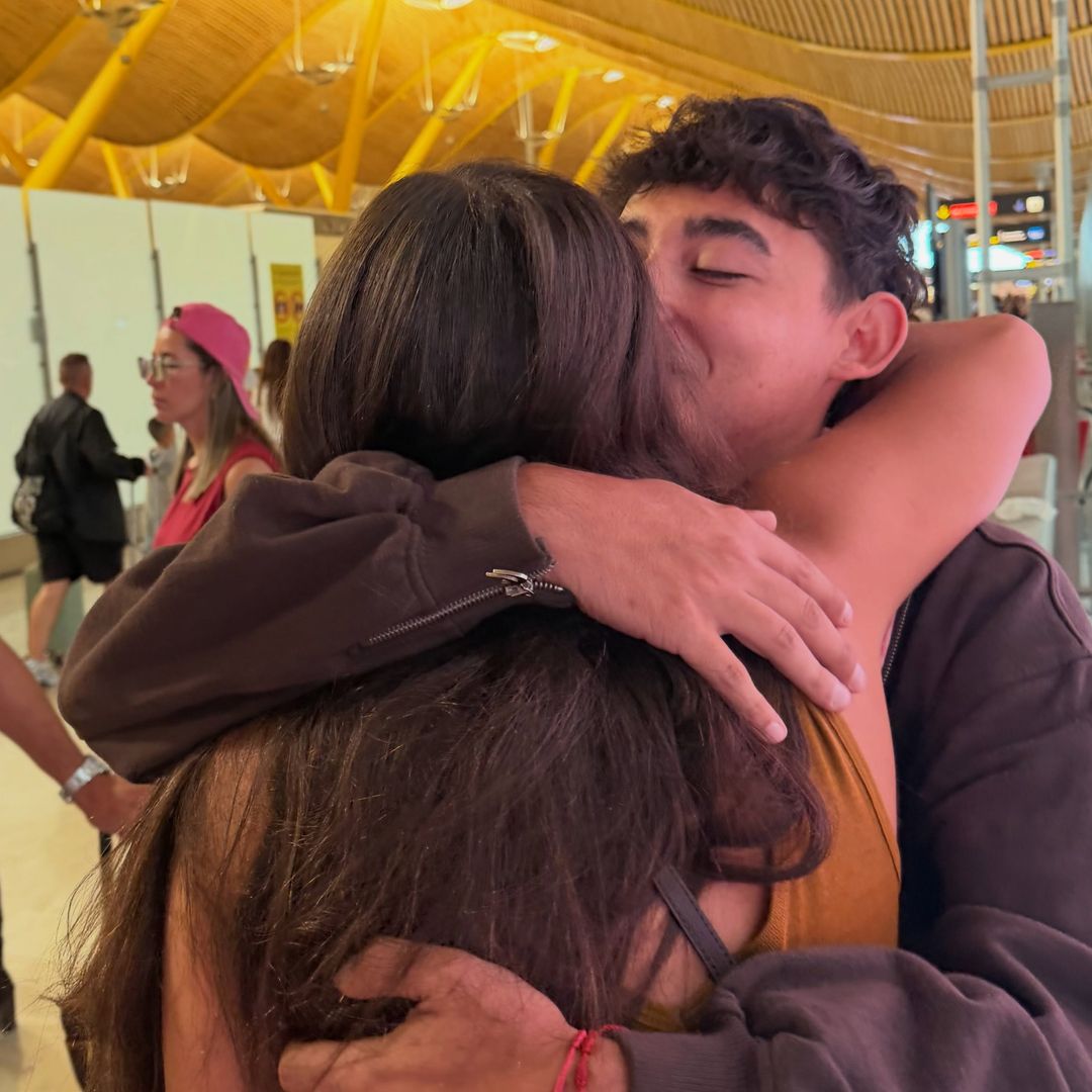 Juan del Val despidiéndose de su hermana Olivia en el aeropuerto