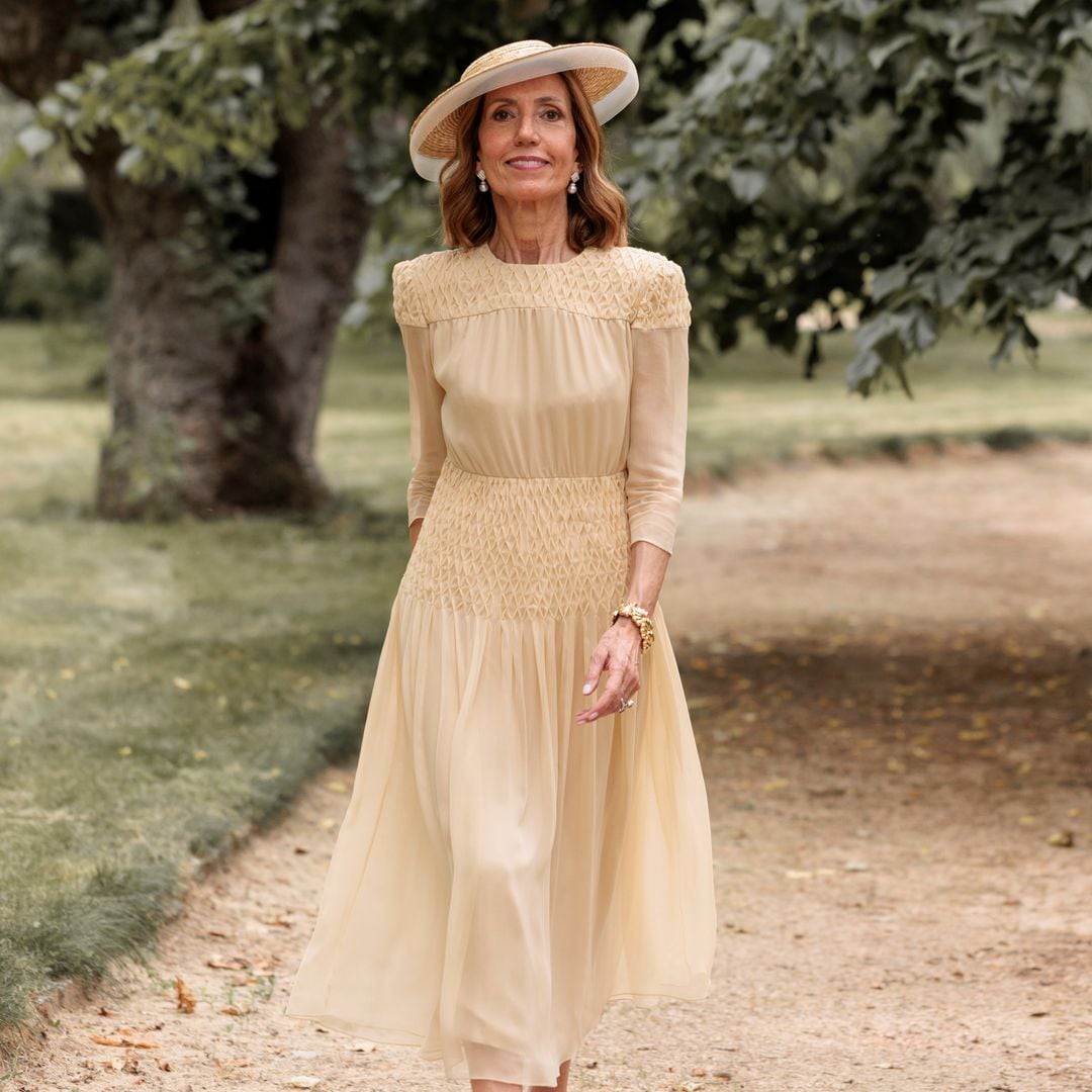 Ángela, la madre de la novia, se convirtió en la más elegante de esta boda en Madrid con un vestido midi de nido de abeja