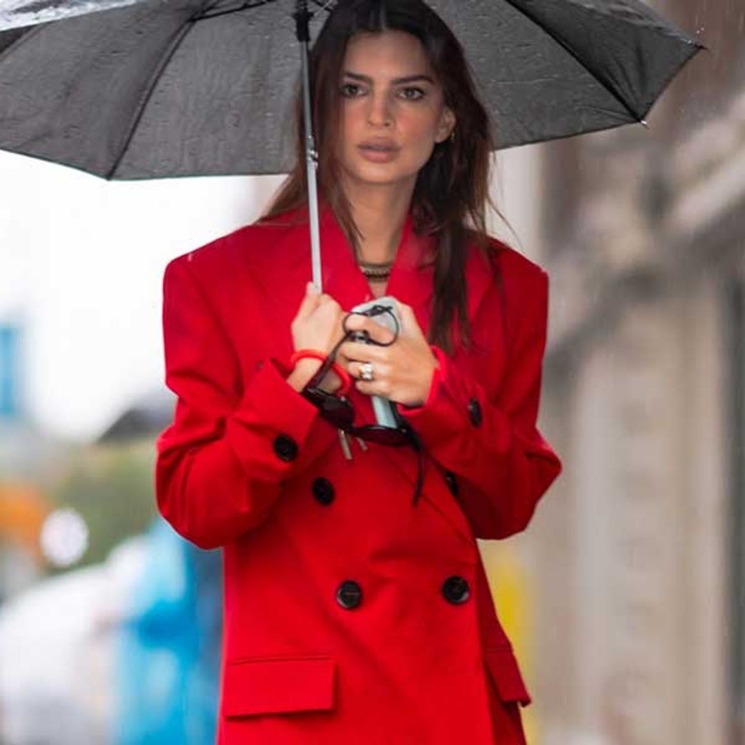 Con vaqueros o vestido, las botas 'stiletto' de Emily Ratajkowski funcionan con todo el armario