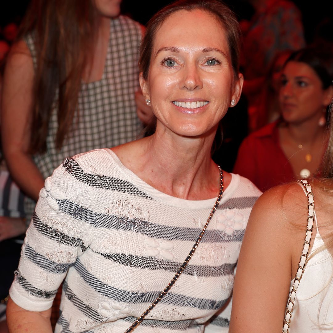 Miranda Rijnsburger reaparece en Marbella con sus hijas para homenajear a su sobrino fallecido con 20 años