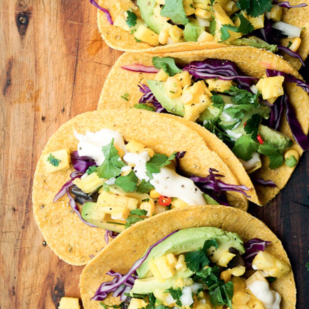 Tacos de aguacate, maíz y queso