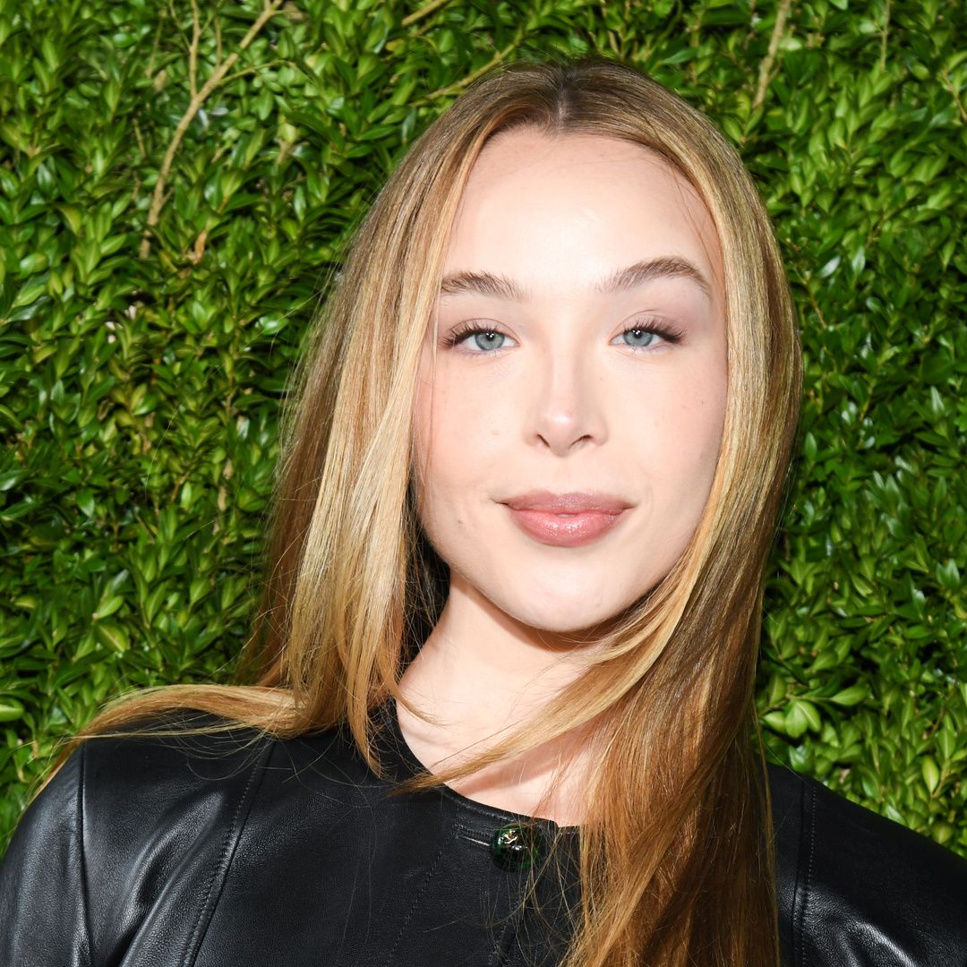 Ella Beatty, hija de Warren Beatty y Annette Bening, del Baile de Debutantes a empuñar un hacha en la nueva serie de Netflix