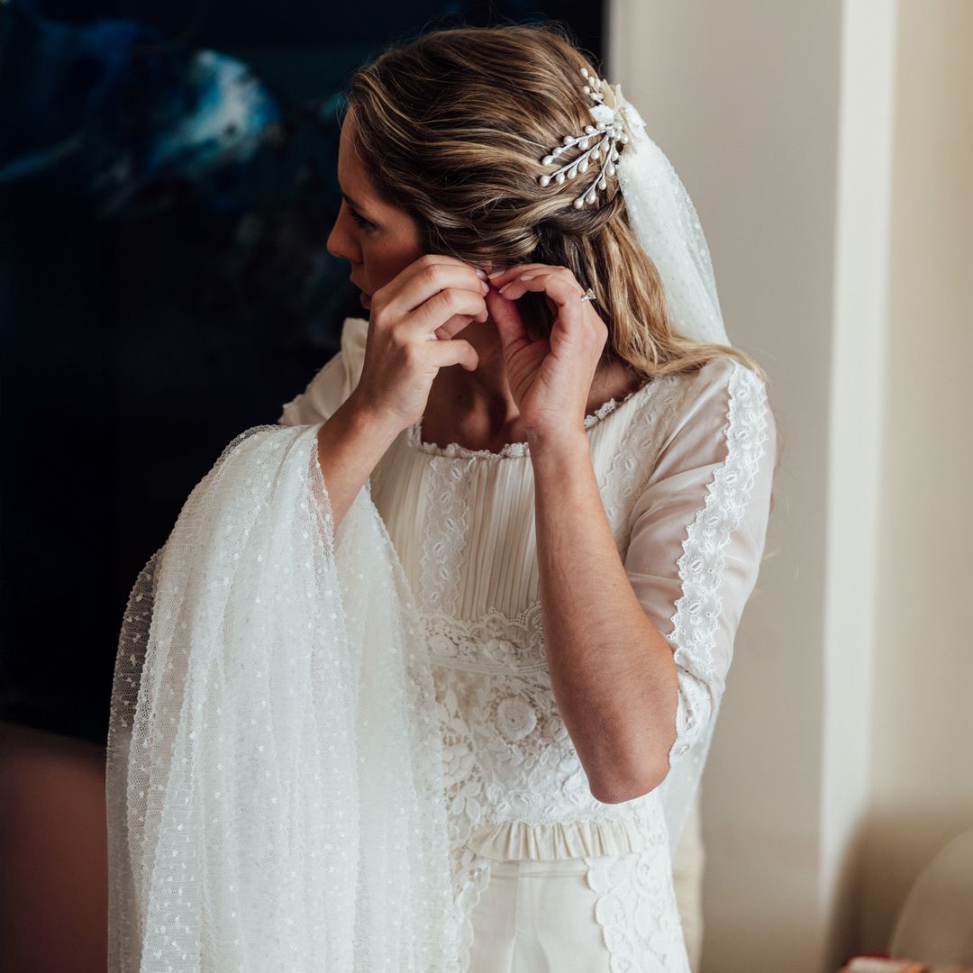 10 peinados para novias con pelo rizado que son muy favorecedores