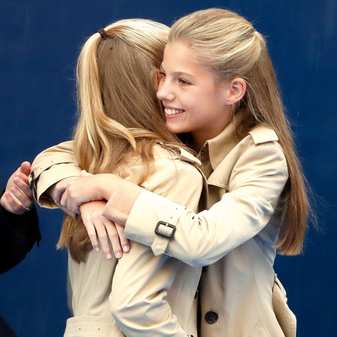 La infanta Sofía abrazando a la princesa Leonor