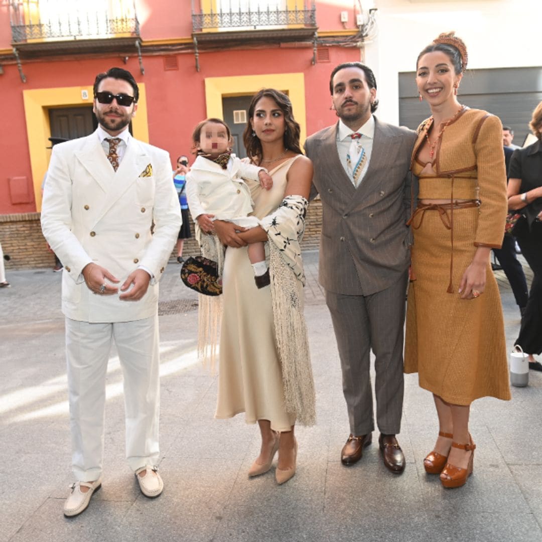 La familia Flores arropa a Antonio Carmona y Mariola Orellana en el bautizo de su nieto  