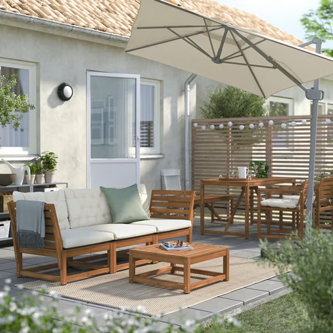 Terraza con mobiliario de madera con sombrilla.