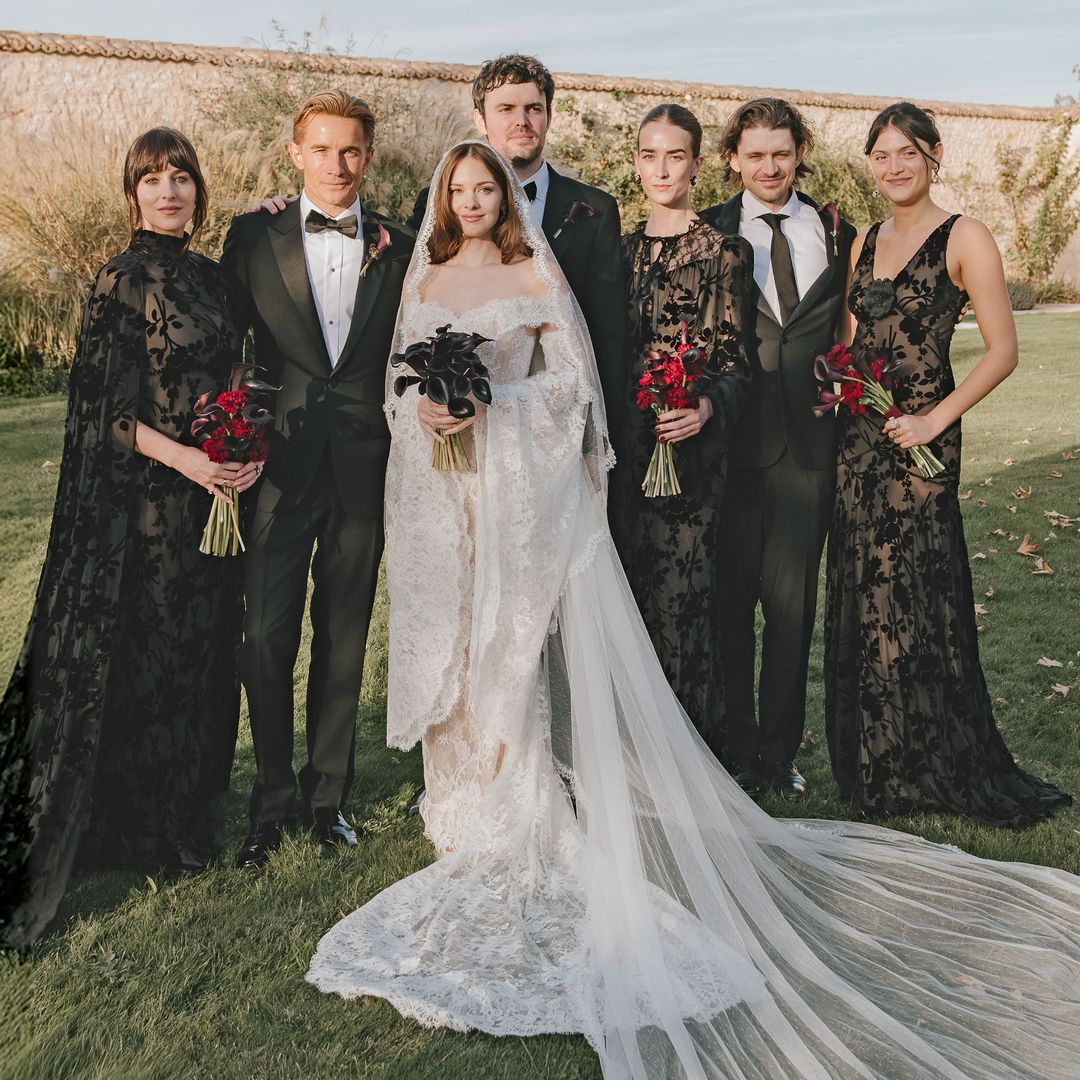 EXCLUSIVA. El inesperado 'dress code' de las damas de honor: Dakota Johnson y sus 'hermanas' de riguroso negro