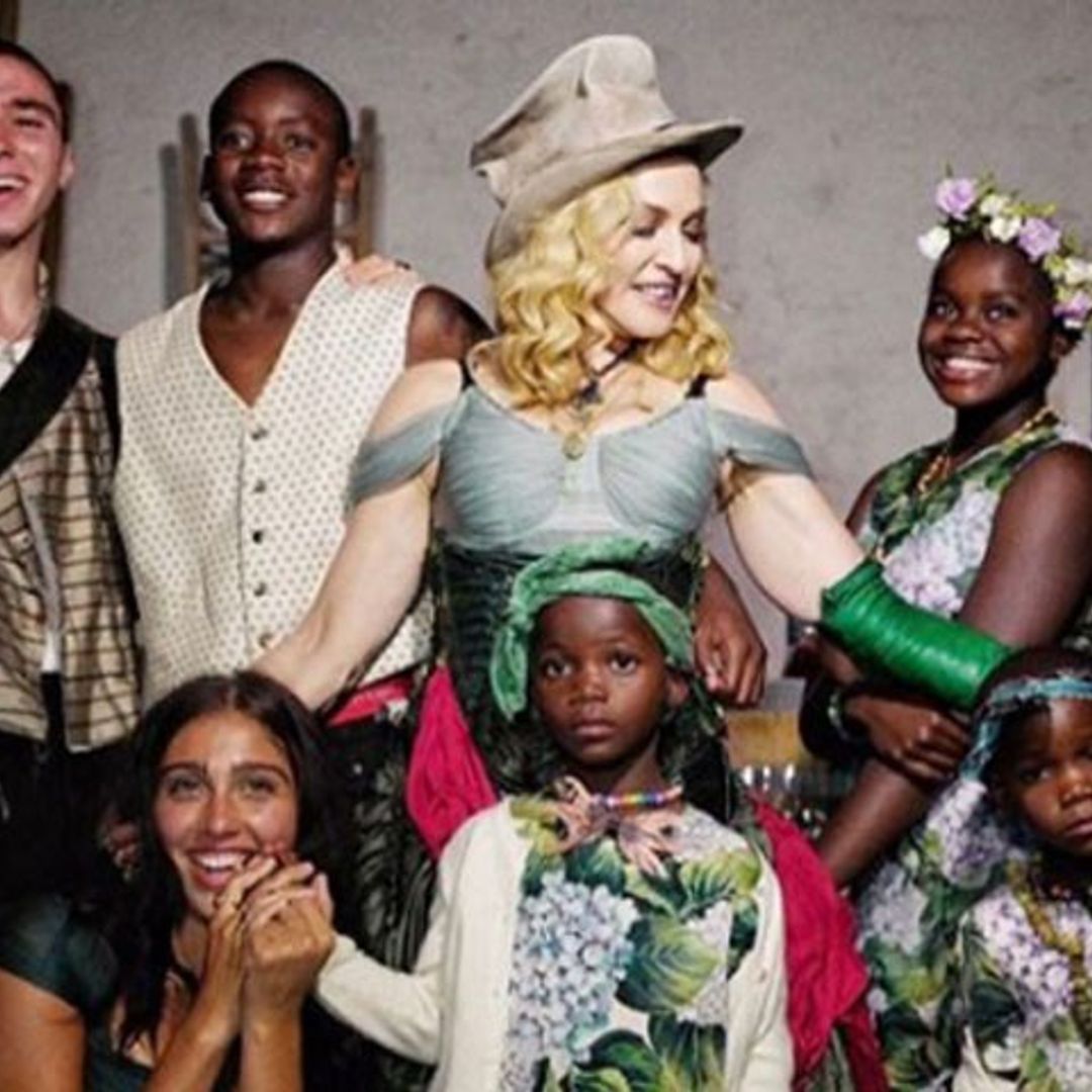 La imagen más familiar de Madonna rodeada de sus seis hijos