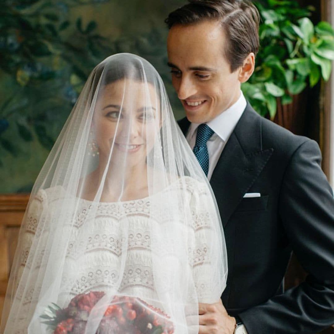 Las imágenes más bonitas de novias veladas que harán que quieras llevar este accesorio en tu boda