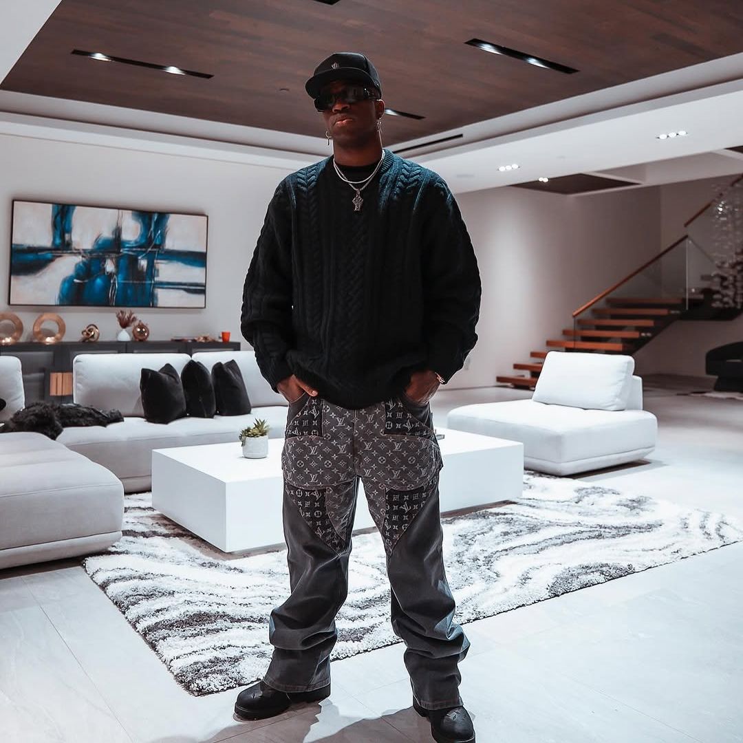 Así es la espectacular casa de Vinicius por dentro: de su lujoso vestidor a medida a su increíble sala de cine con minibar