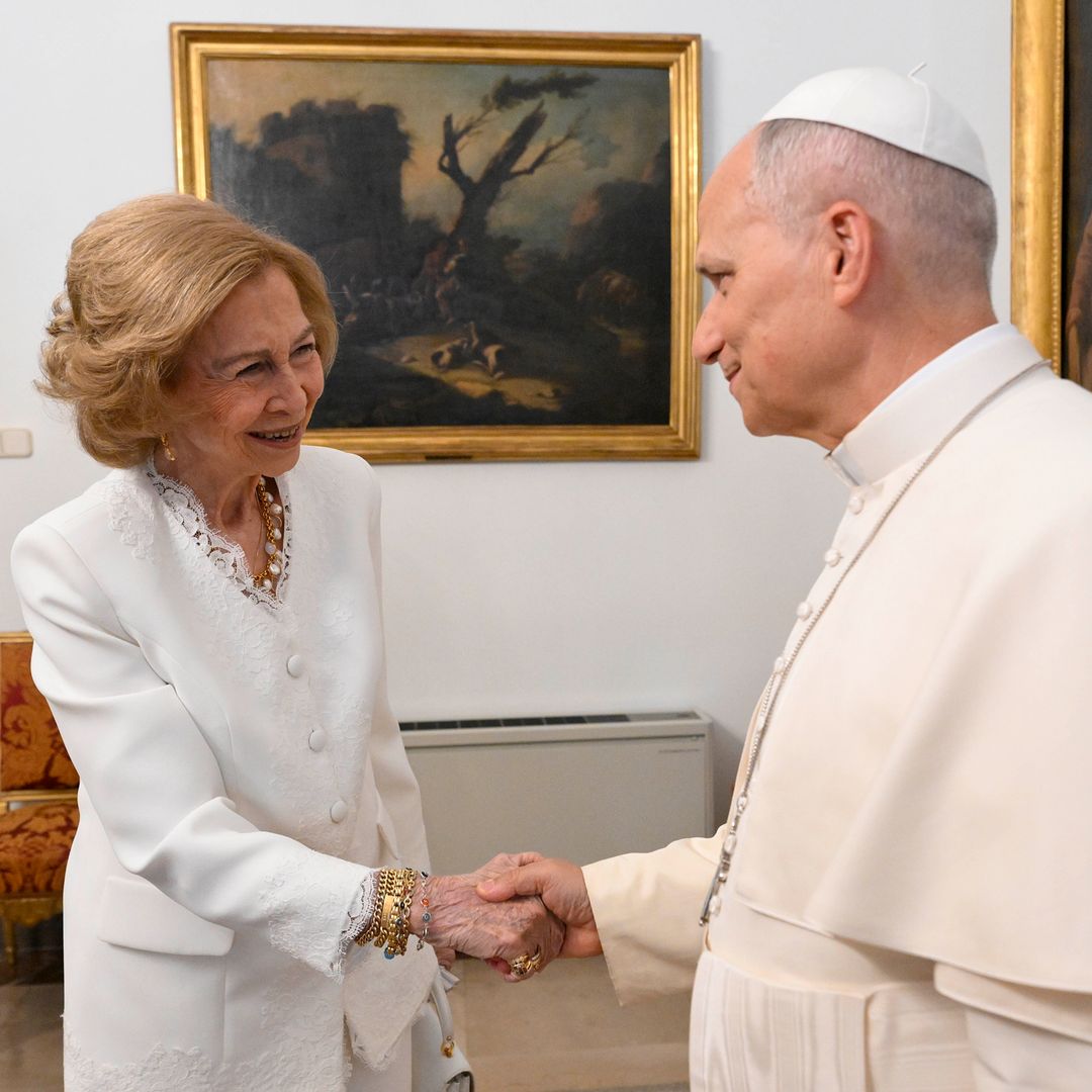 La reina Sofía lleva el recuerdo de su hermana la princesa Irene ante el Papa: la emotiva inscripción en sus joyas