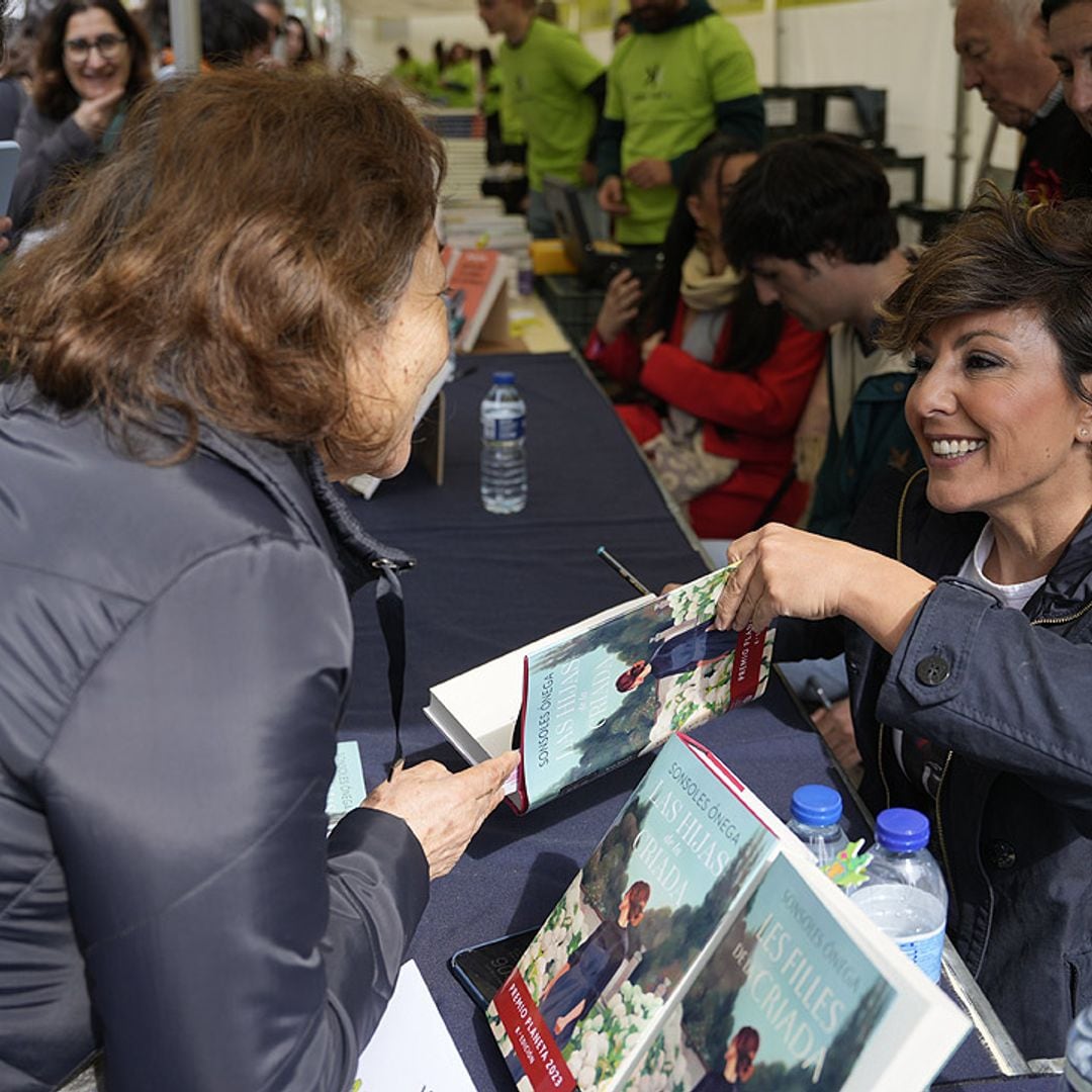 De Sonsoles Ónega a Eduardo Mendoza: Barcelona se llena de libros y rosas para celebrar Sant Jordi