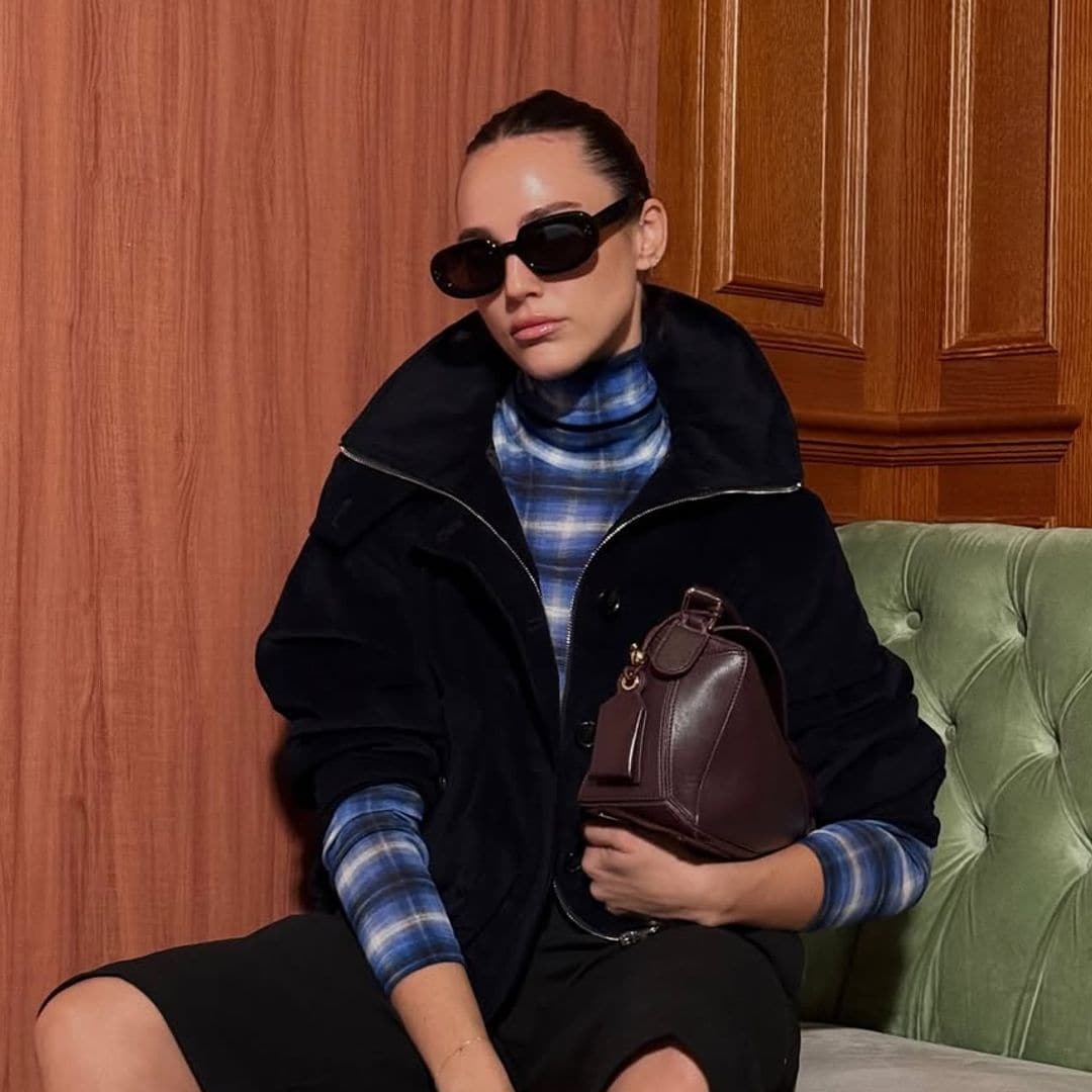 Azul y negro sí van juntos: así los combina Rochi Laffón 