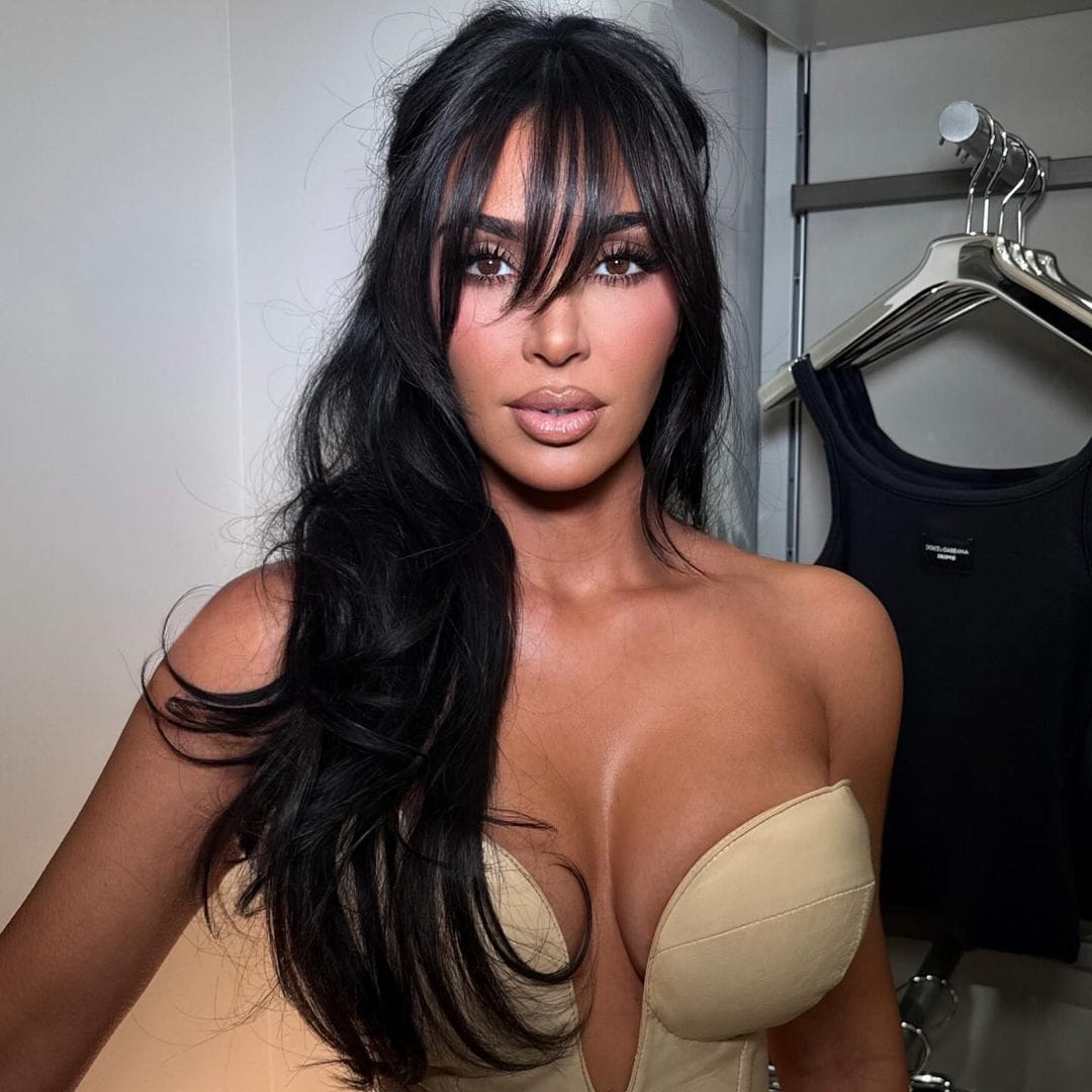 Kim Kardashian con corsé beige y semirrecogido con flequillo largo