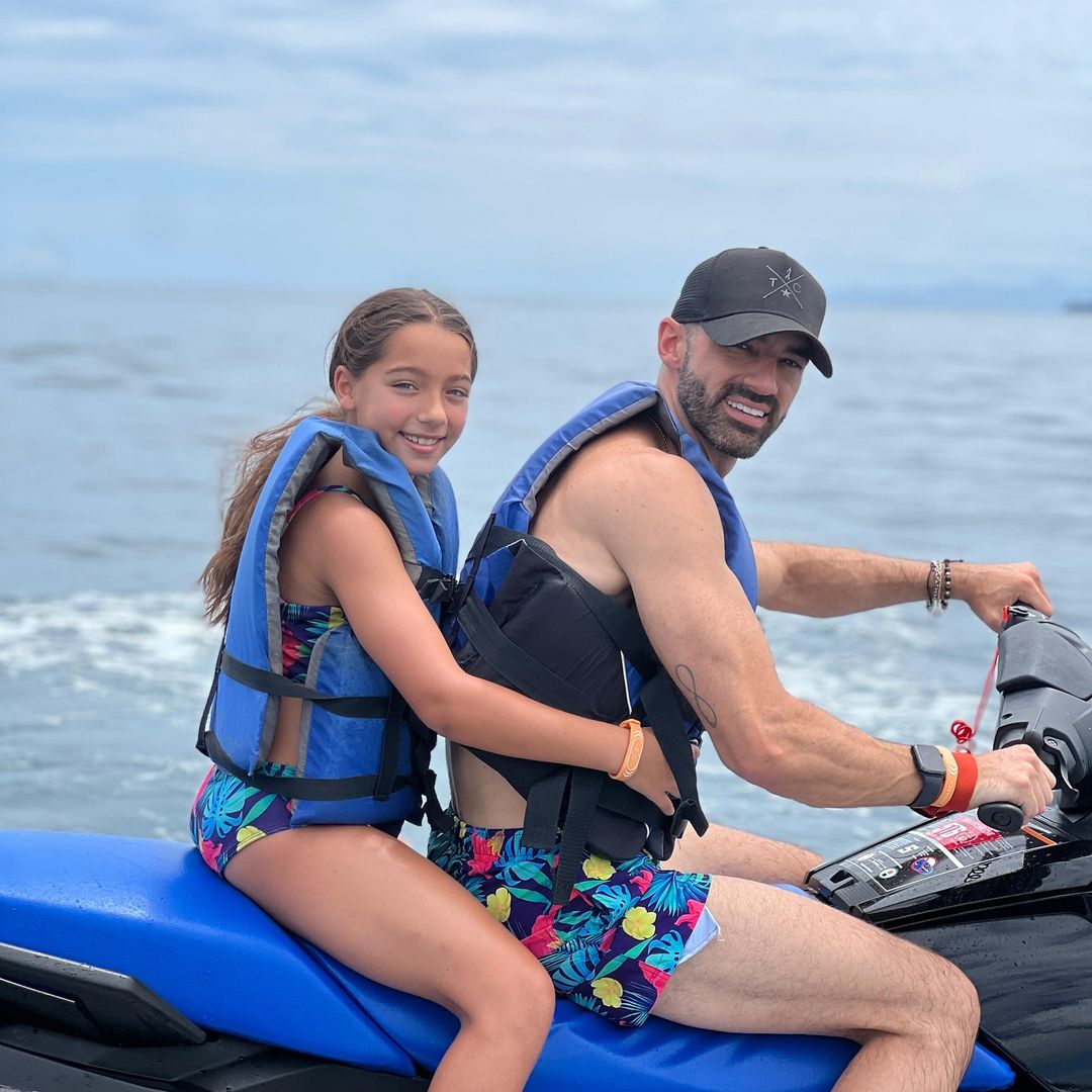 Toni Costa y Alaïa inauguran el verano con un viaje padre e hija a Costa Rica