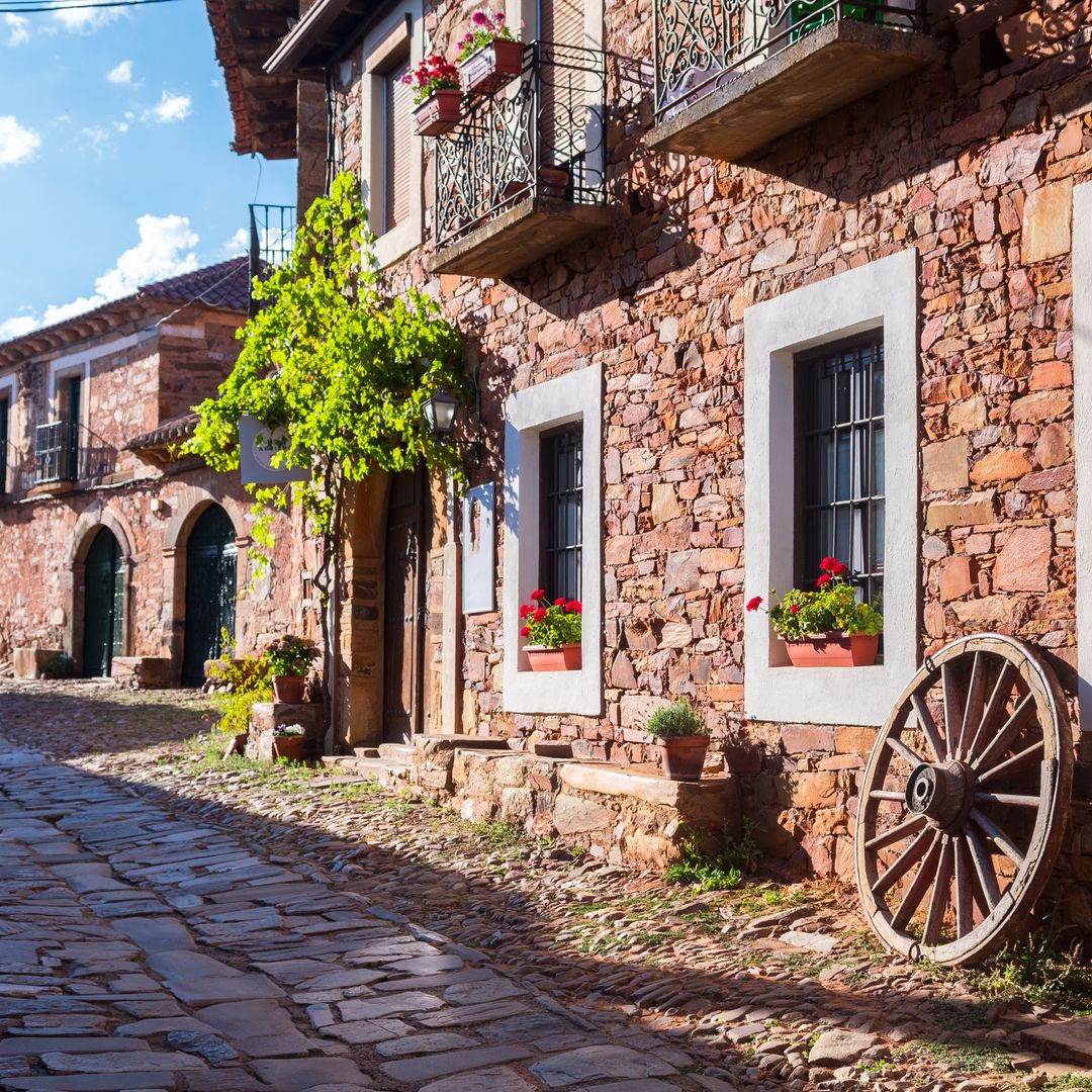El pueblo empedrado que parece de fábula y donde se come uno de los cocidos más especiales de España