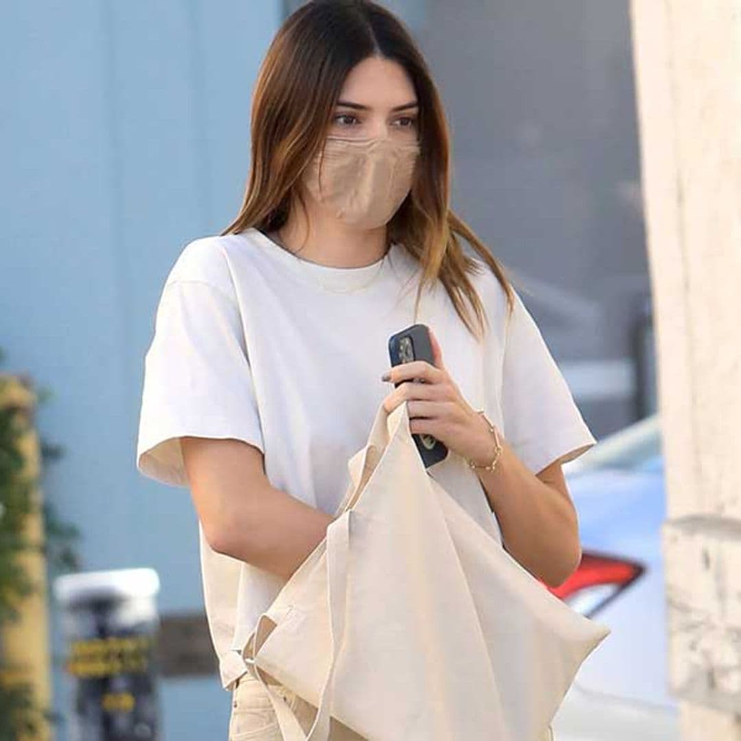 Ha llegado el momento de recuperar los vaqueros blancos (y Kendall Jenner sabe cómo llevarlos esta temporada)