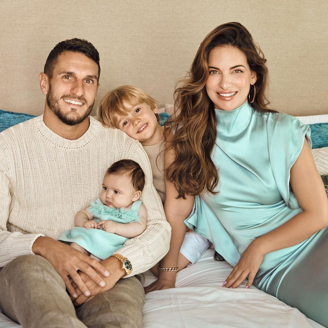 Beatriz Espejel y Koke nos presentan a su segunda hija, Claudia, y posan por primera vez en familia