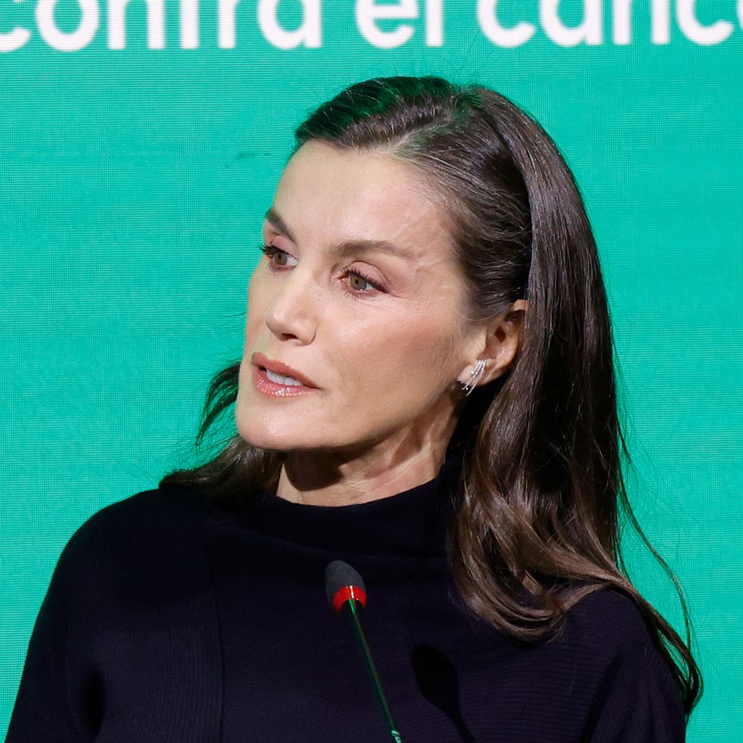 La reina Letizia recicla el vestido negro de punto que marcó un antes y un después en su armario con sorprendentes 'ear cuff'