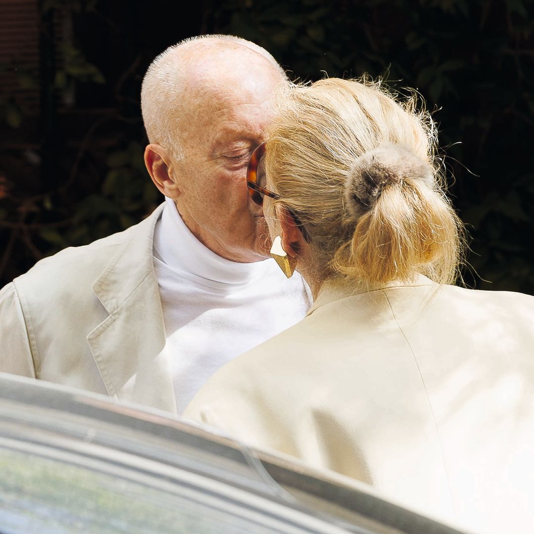 Su romántico beso con su marido, Lord Norman Foster, tras disfrutar de una cita para dos en Madrid