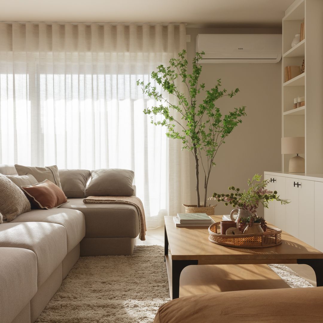 Cómo distribuir un salón-comedor alargado: 6 ideas de interiorista que funcionan de verdad y solucionan el espacio