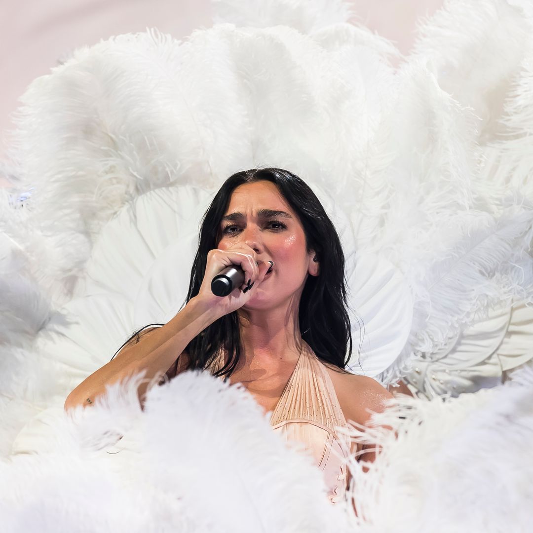 Dua Lipa rinde homenaje a Alexander McQueen en su nueva gira