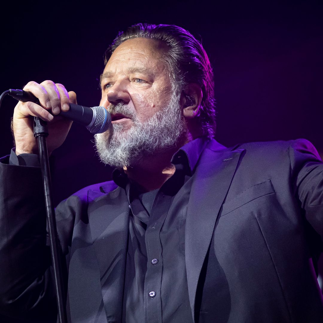 La foto de Russell Crowe felicitando a su hijo que se ha vuelto viral: el actor reaparece con 30 kilos menos a los 62 años