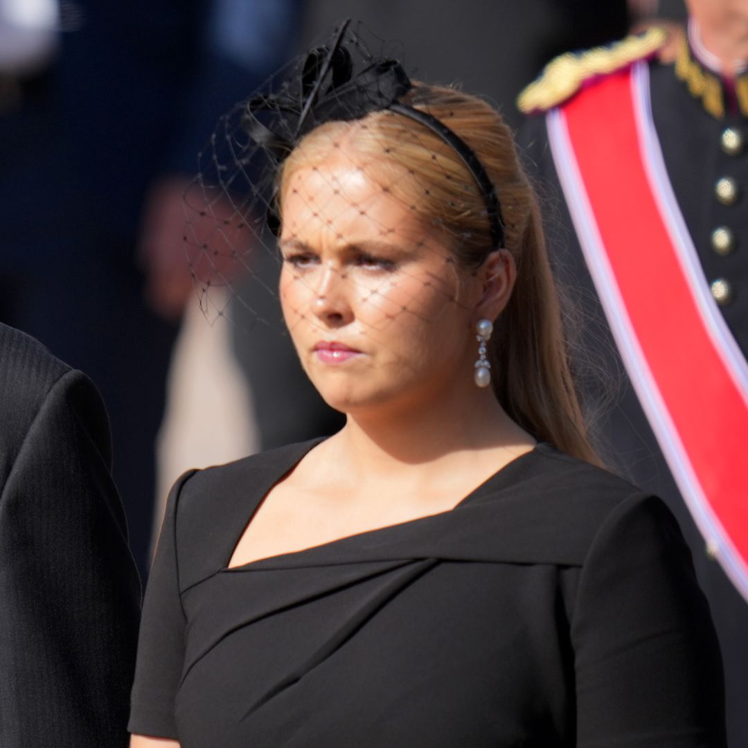 Las mujeres de la realeza homenajean al rey Harald con sus perlas en un funeral histórico: "Simbolizan sus lágrimas y son compatibles con la sobriedad del luto"