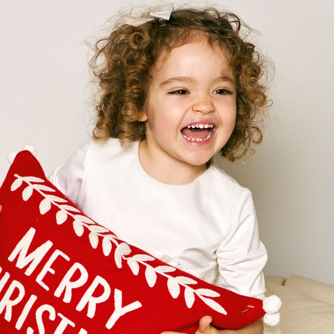 Anita jugando con un cojín