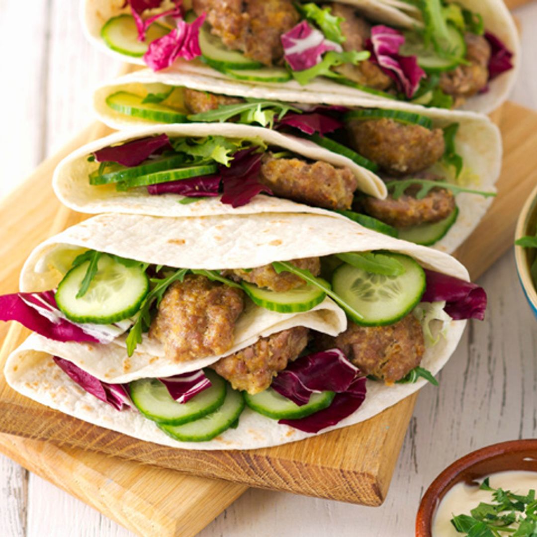 Tortillas de albóndigas con ensalada verde