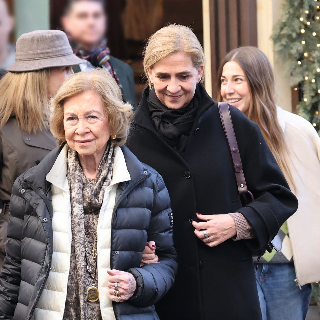 Doña Sofía, del brazo de doña Cristina —en cuya mano izquierda se aprecia su anillo de casada—, seguidas por doña Elena y Olympia, a la salida del restaurante en el que almorzaron.