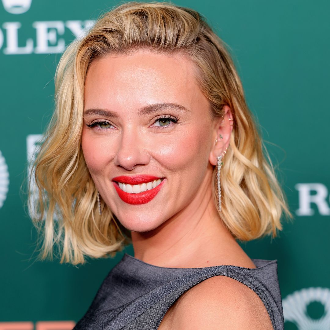 Scarlett Johansson mide 1,60m pero este peinado le hace parecer hasta seis centímetros más alta