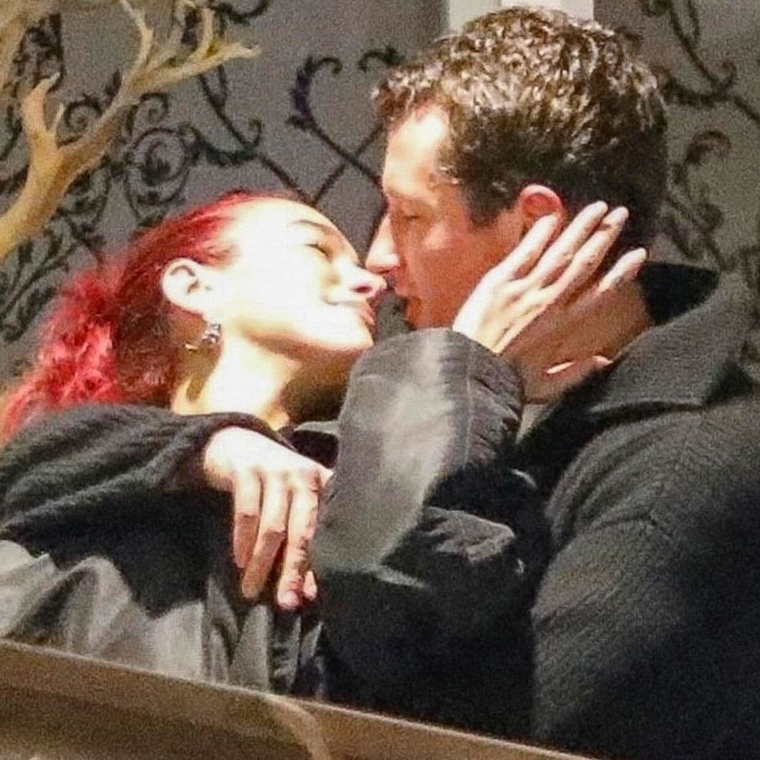 Dua Lupa y Callum Turner confirman su romance con un apasionado beso