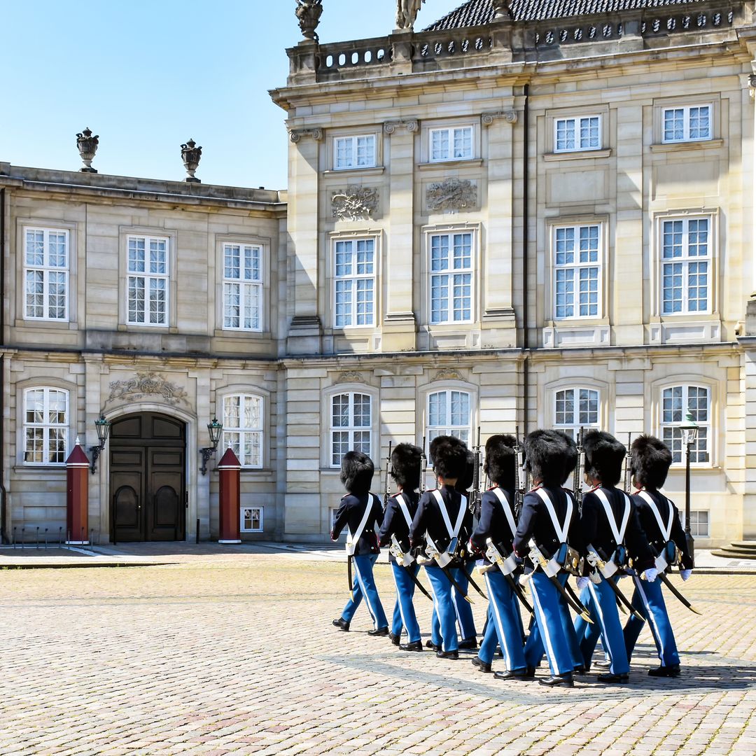 Cambio de guardia en el palacio de Amalienborg, Copenhage, dinamarca
