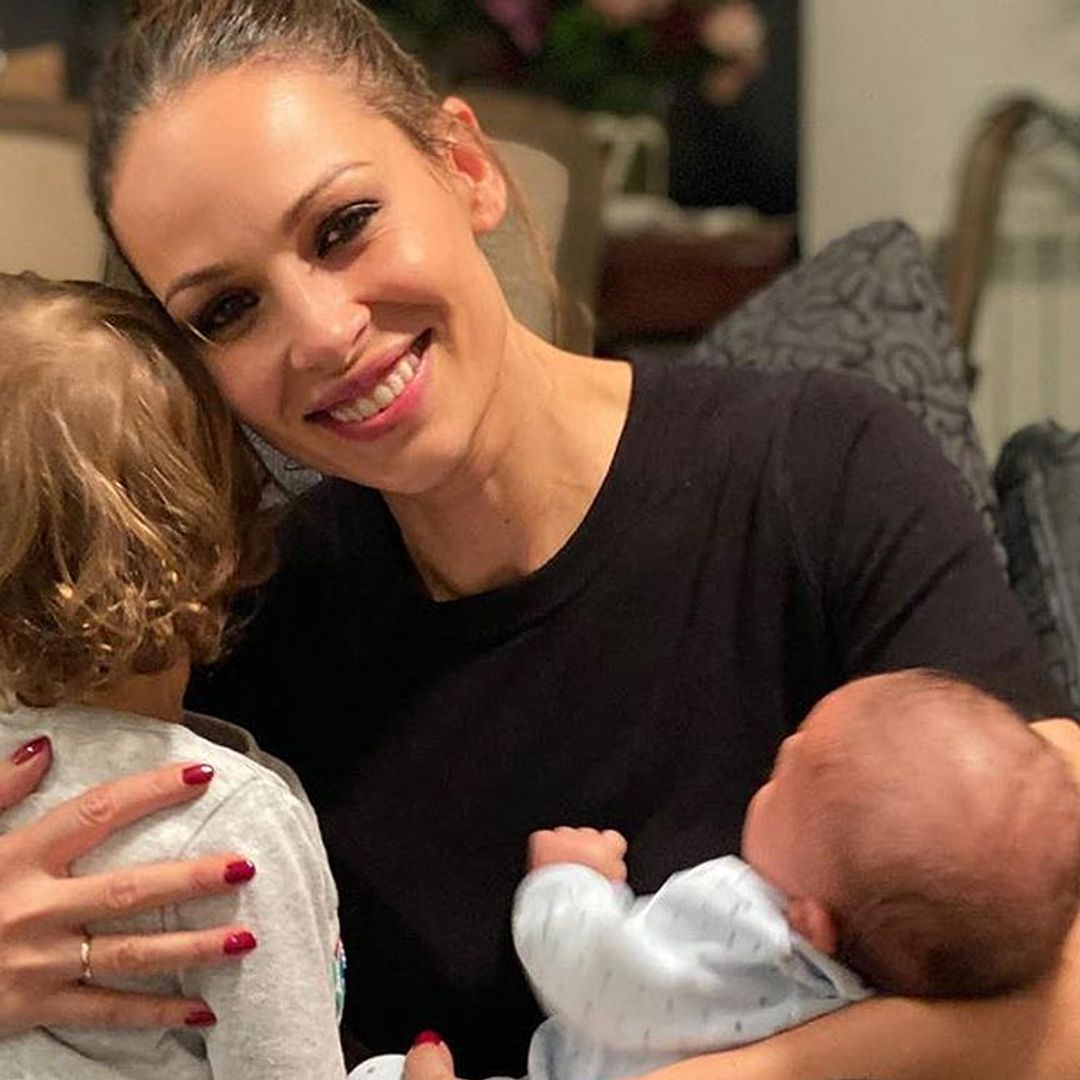Con un niño en cada brazo: así ha soplado las velas de cumpleaños Eva González